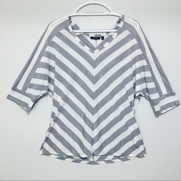 Apt. 9 Tops - 💰 4/$25 Apt. 9 Grey & White Dolman Tee Sz Large